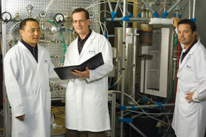 Dr. Greg Naterer (centre), Canada Research Chair in Advanced Energy Systems and associate dean, Faculty of Engineering and Applied Science; Dr. Zhaolin Wang (left), director, Hydrogen Program; and Ed Secnik, manager, CERL.