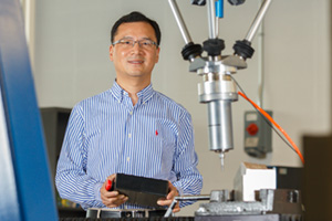 New research and innovation funding from the federal government will benefit UOIT researchers like Dr. Dan Zhang, Canada Research Chair in Robotics and Automation, who develops new robotics and automation systems that address challenges in advanced manufacturing.