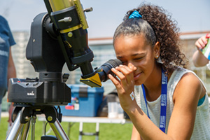 Science Rendezvous 2015 visitor checks out a solar telescope in Polonsky Commons.