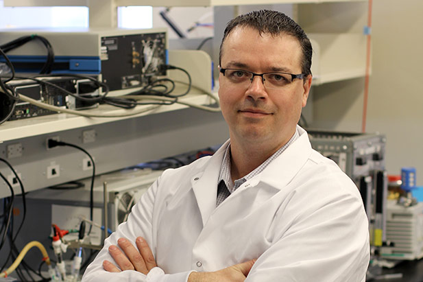 Dr. Brad Easton, Associate Professor, UOIT Faculty of Science receives NSERC Strategic Grant for fuel cell research.