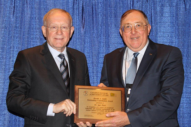 John Barrett, PhD, President and Chief Executive Officer, Canadian Nuclear Association (CNA) (left) presents Igor Pioro, PhD, Professor, Faculty of Energy Systems and Nuclear Science, with the CNA’s 2017 Harold A. Smith Outstanding Contribution Award.  