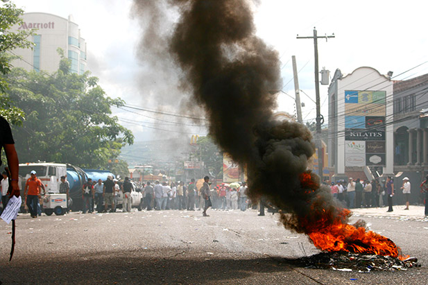Street violence in Tegucigalpa, Honduras (photographer: Yamil Gonzales/Reuters).