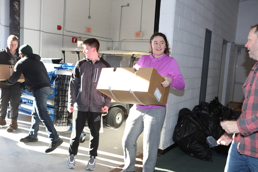 Volunteers came together on December 17 to help pack and deliver Holiday Food Drive hampers. 
