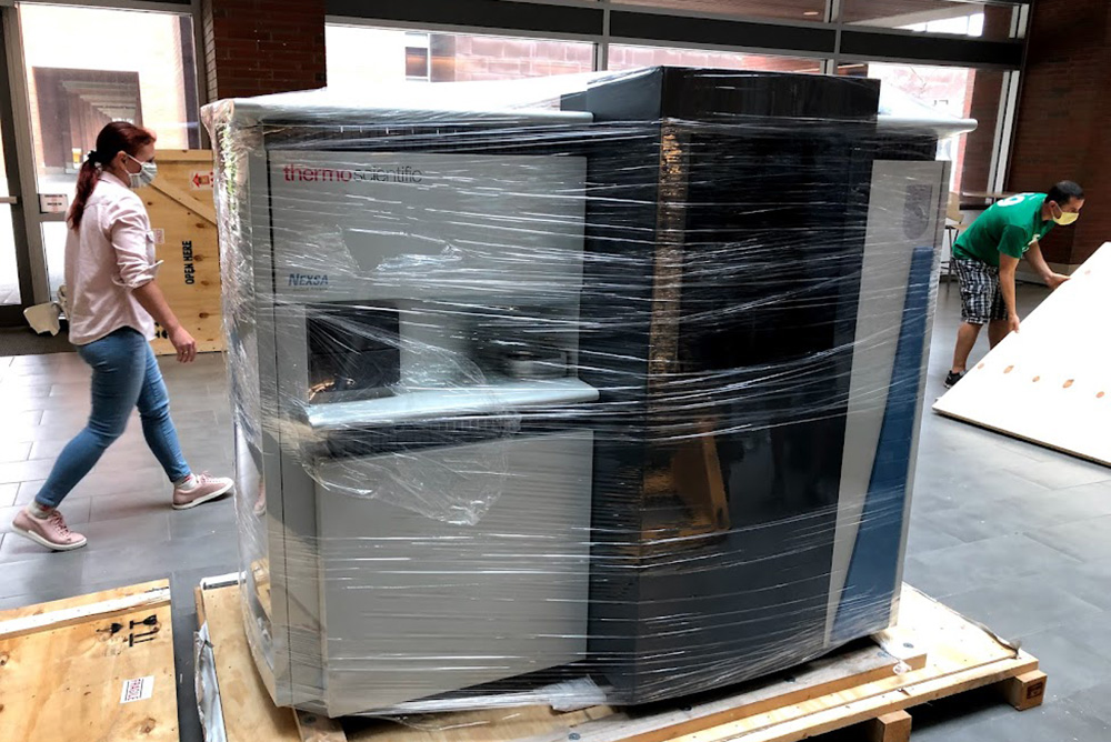 Unpacking the X-ray photoelectron spectroscope after its arrival at Ontario Tech University (Fall 2020).