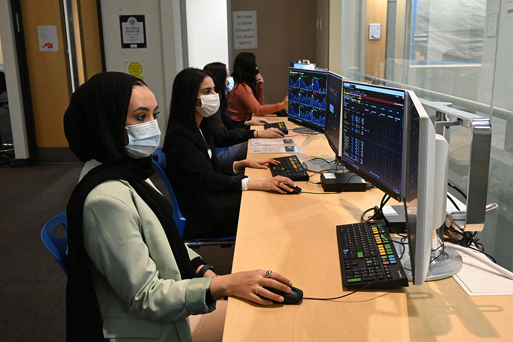 Students in the Finance Analytics Laboratory, Faculty of Business and Information Technology, Ontario Tech University.