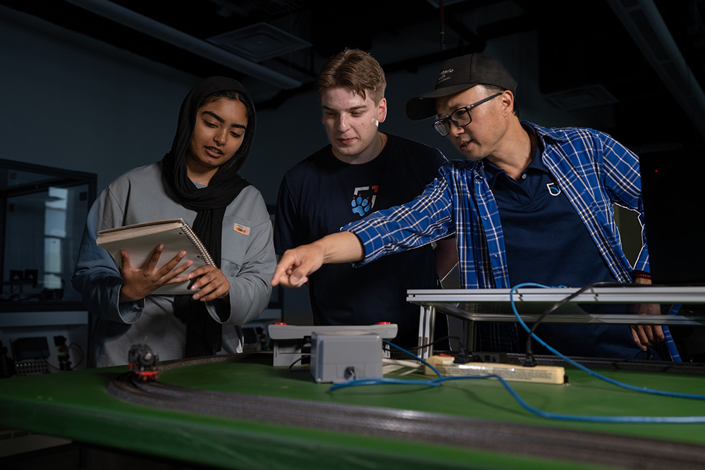 Ontario Tech students in a Faculty of Engineering and Applied Science laboratory.